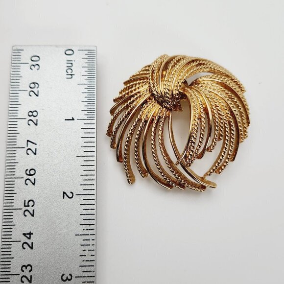 Vintage Monet Shooting Fireworks Floral Burst Textured Round 3D Brooch - Picture 6 of 6